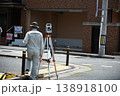 測量機器を使って測量をする男性 138918100