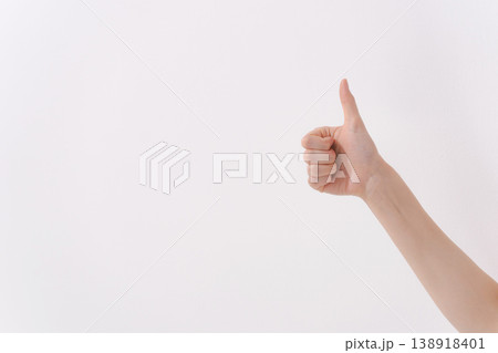 親指でいいねポーズをする女性 138918401
