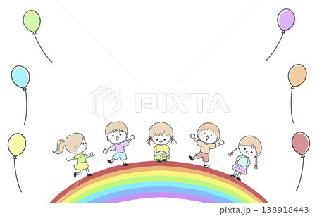 虹の上で遊ぶ子供たちと風船 138918443