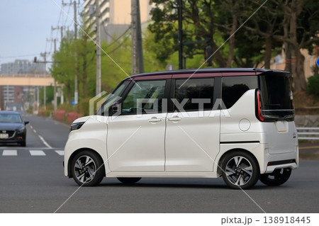 白い軽自動車（ハイトワゴン）　イメージ 138918445