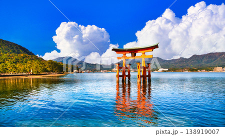 安芸の宮島・満潮時の赤い鳥居の絶景 安芸の宮島・満潮時の赤い鳥居の絶景 138919007