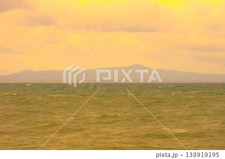 夕暮れの道立野付風連自然公園の風景　知床半島 138919195