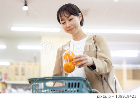 スーパーマーケットで買い物をする女性 138919423