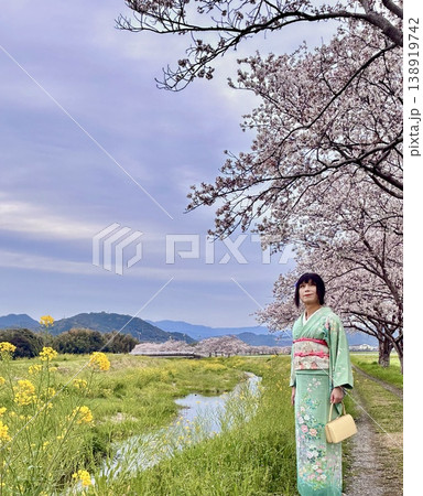 川沿いの桜並木で花見を楽しむ着物姿の人 138919742