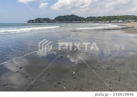 鎌倉市由比ヶ浜海岸、材木座海岸の風景 138919946
