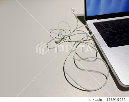 PCに繋がれた有線イヤホン 138919983