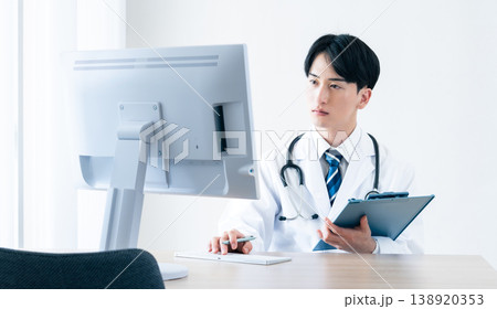 パソコンに向かう若い医師 138920353
