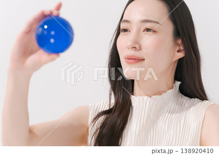 ガラスの地球儀を持つ女性 138920410