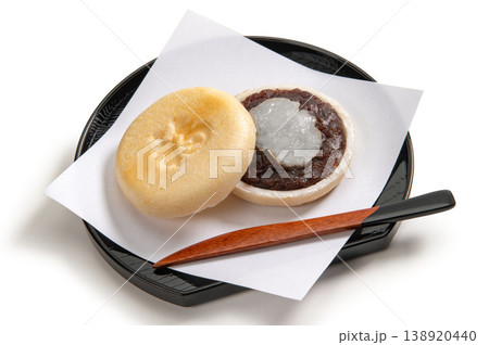 和菓子の餅入り最中 和菓子の餅入り最中 138920440