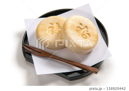 和菓子の餅入り最中 和菓子の餅入り最中 138920442