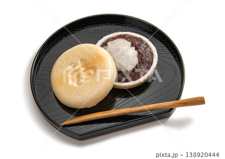 和菓子の餅入り最中 和菓子の餅入り最中 138920444