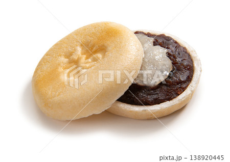 和菓子の餅入り最中 和菓子の餅入り最中 138920445