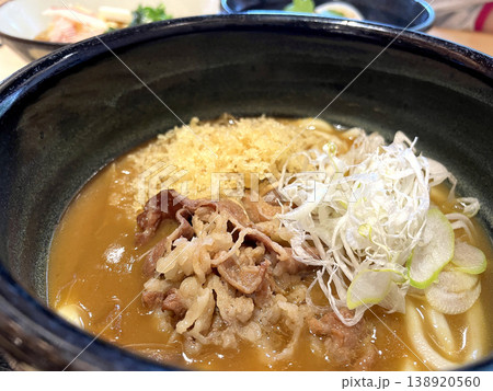 牛肉カレーうどん ─ スパイシーカレースープと牛肉・揚げ玉のせ 牛肉カレーうどん ─ スパイシーカレースープと牛肉・揚げ玉のせ 138920560