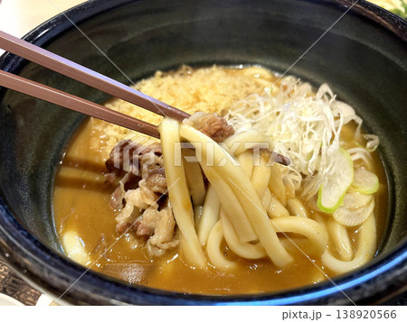 牛肉カレーうどん ─ 箸でうどんを持ち上げたアップ・牛肉・揚げ玉 牛肉カレーうどん ─ 箸でうどんを持ち上げたアップ・牛肉・揚げ玉 138920566