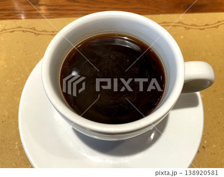ホットコーヒー ─ 白カップとソーサー・イタリアンレストランの食後コーヒー ホットコーヒー ─ 白カップとソーサー・イタリアンレストランの食後コーヒー 138920581