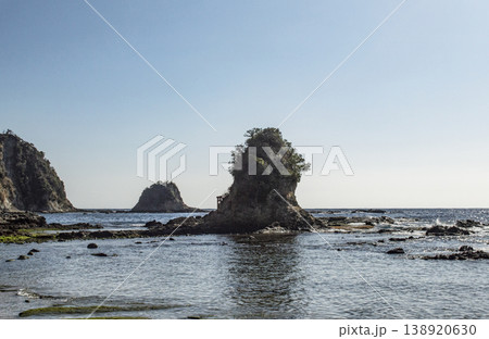 鯛の浦にある大弁天島。小弁天島のある風景 鯛の浦にある大弁天島。小弁天島のある風景 138920630