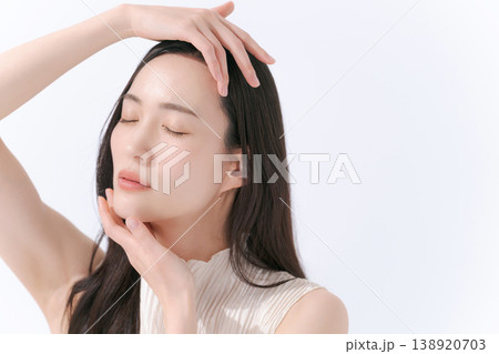 ロングヘアの美しい女性 138920703
