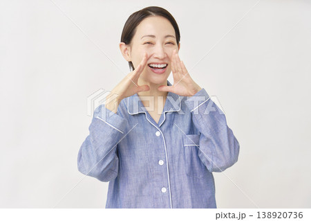パジャマを着た女性　話しかける　白バック 138920736