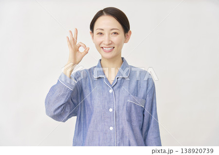 パジャマを着た女性　OKサイン　白バック 138920739