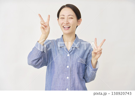 パジャマを着た女性　ピーズサイン　両手　白バック 138920743