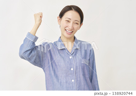 パジャマを着た女性 ガッツポーズ 白バック パジャマを着た女性 ガッツポーズ 白バック 138920744