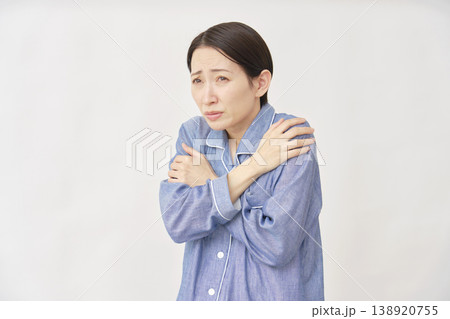 パジャマを着た女性　冷え性　白バック 138920755