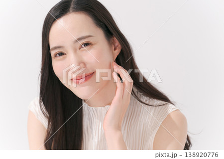 スキンケアをする女性 スキンケアをする女性 138920776