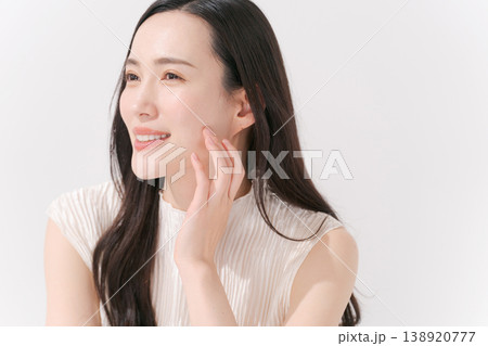 スキンケアをする女性 138920777