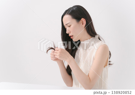 髪の毛のケアに悩む女性 髪の毛のケアに悩む女性 138920852