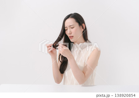 髪の毛のケアに悩む女性 髪の毛のケアに悩む女性 138920854