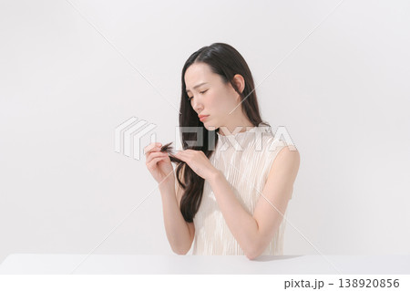 髪の毛のケアに悩む女性 138920856