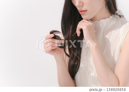 髪の毛のケアに悩む女性 138920858