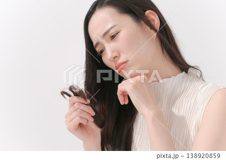 髪の毛のケアに悩む女性 髪の毛のケアに悩む女性 138920859