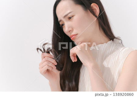 髪の毛のケアに悩む女性 138920860