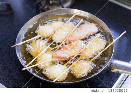 串焼きのかき揚げ 天ぷらを揚げる様子 138920931