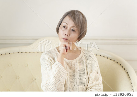 体調不良のシニア女性 体調不良のシニア女性 138920953