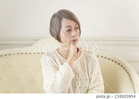 体調不良のシニア女性 138920954