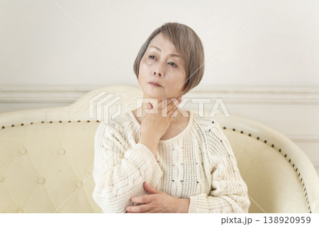 体調不良のシニア女性 138920959