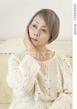 体調不良のシニア女性 138920985
