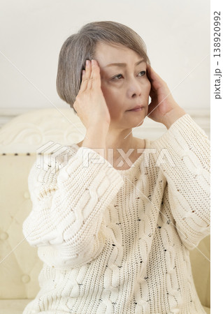 体調不良のシニア女性 体調不良のシニア女性 138920992