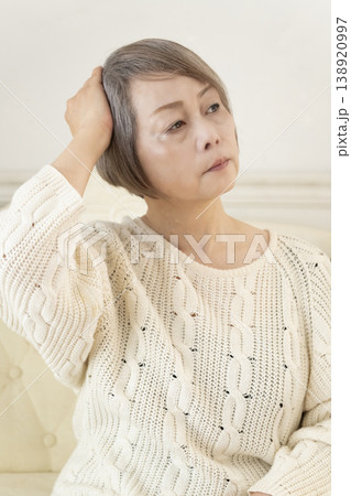体調不良のシニア女性 138920997