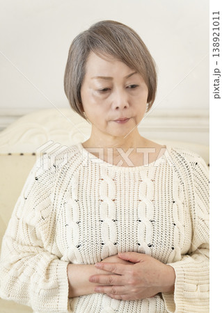体調不良のシニア女性 138921011