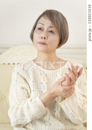 体調不良のシニア女性 体調不良のシニア女性 138921016