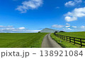 牧草地のある風景 138921084