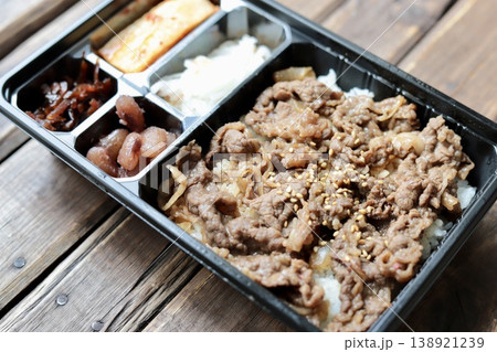 テイクアウトの和牛焼肉弁当 138921239