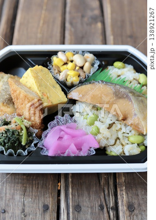 テイクアウトのタンパク質たっぷりヘルシーな和食弁当 138921267