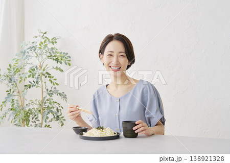 リビングでざるうどんを食べる女性 リビングでざるうどんを食べる女性 138921328