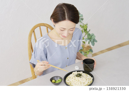 リビングでざるうどんを食べる女性 138921330