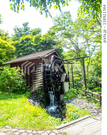初夏の爽やかなバイクツーリングで訪れた山間の水車小屋 初夏の爽やかなバイクツーリングで訪れた山間の水車小屋 138921364