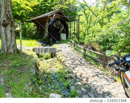 初夏の爽やかなバイクツーリングで訪れた山間の水車小屋 初夏の爽やかなバイクツーリングで訪れた山間の水車小屋 138921366